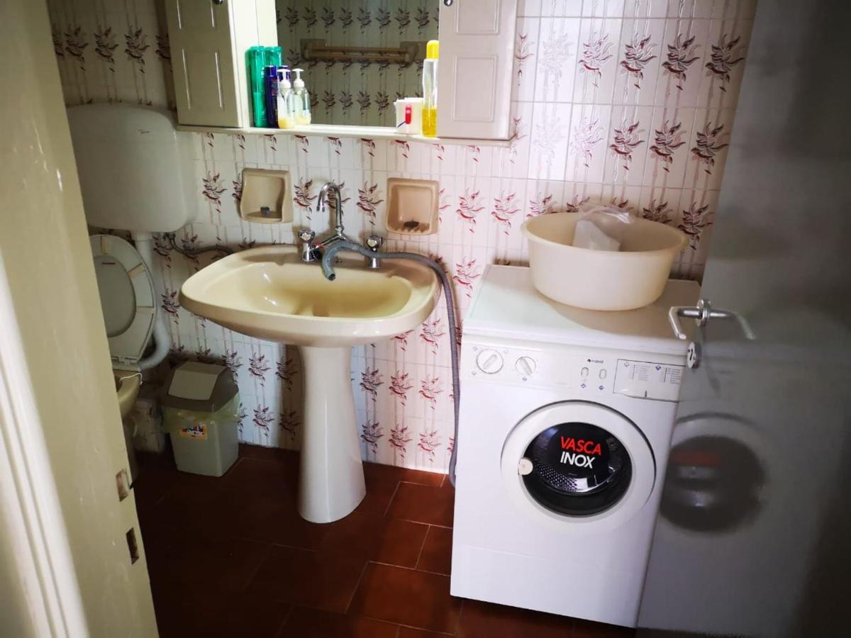 Comfortable Beachfront Apartment Лутракі Екстер'єр фото