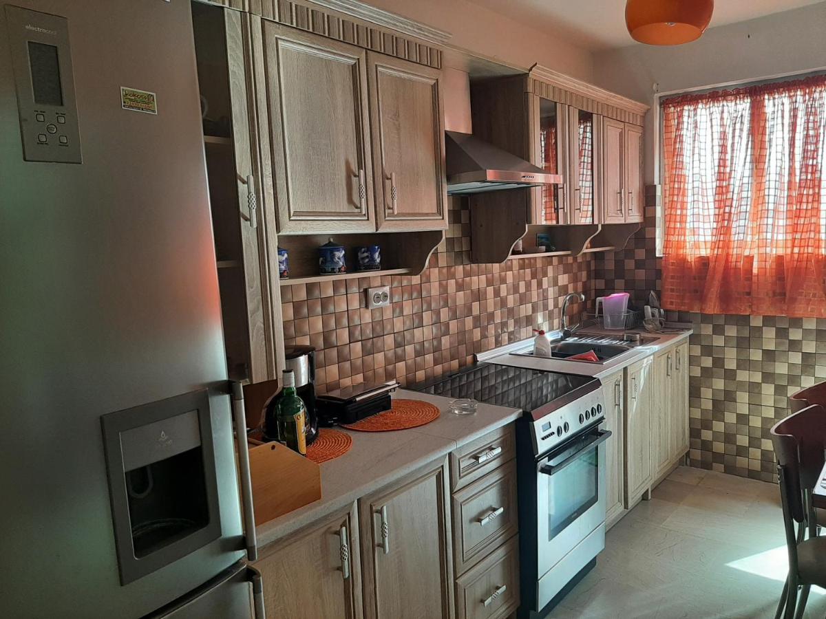 Comfortable Beachfront Apartment Лутракі Екстер'єр фото