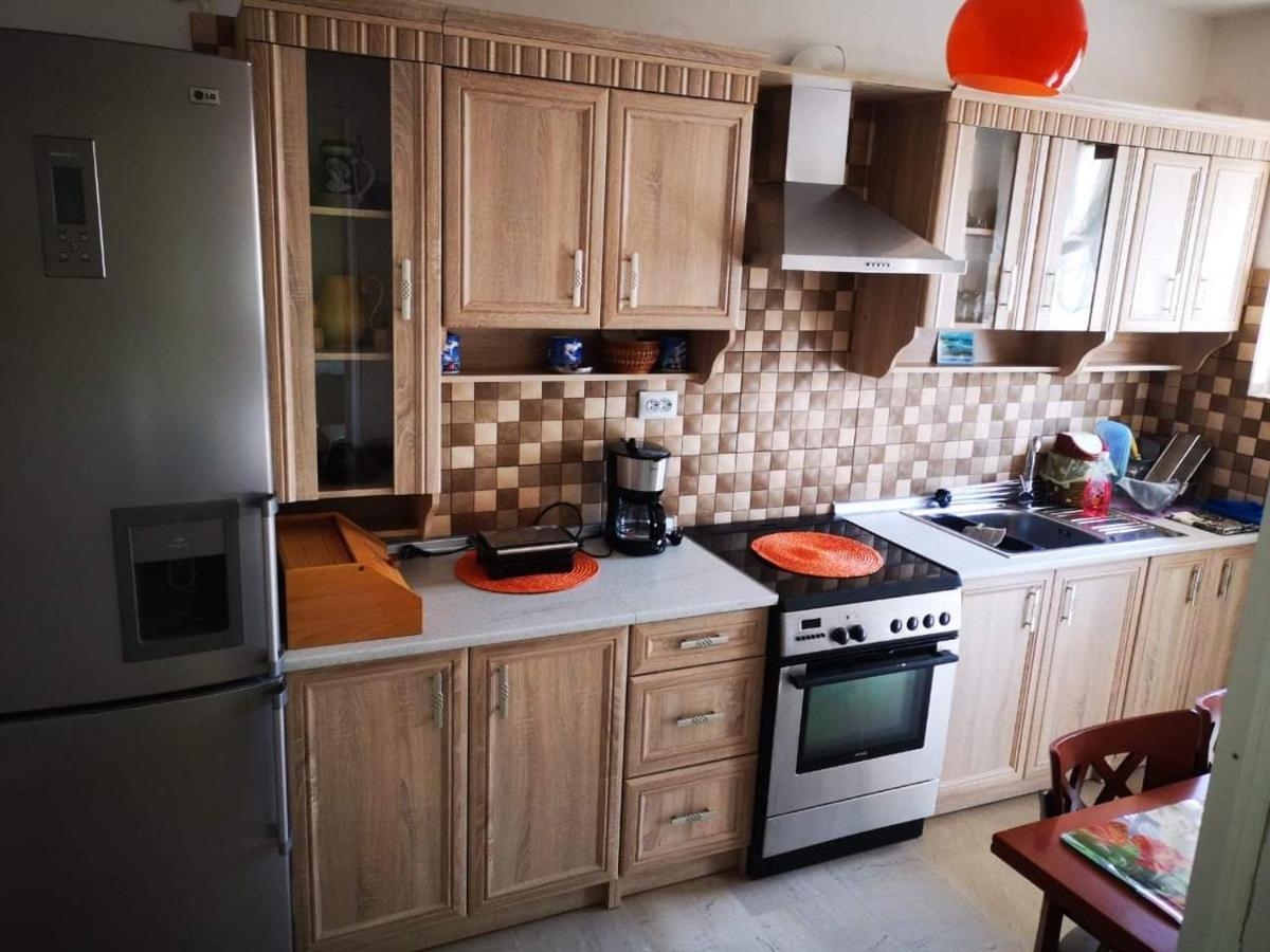 Comfortable Beachfront Apartment Лутракі Екстер'єр фото
