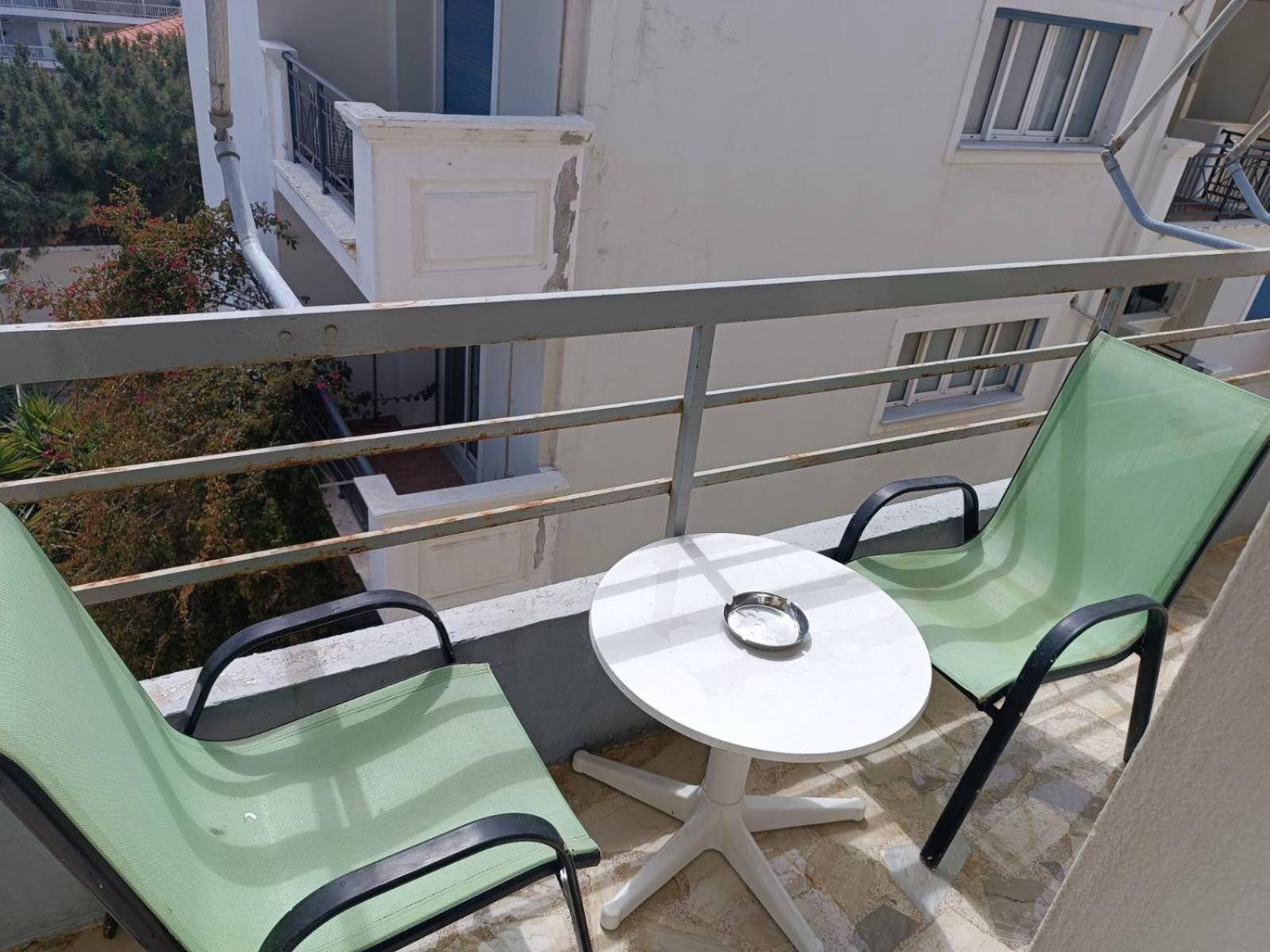 Comfortable Beachfront Apartment Лутракі Екстер'єр фото